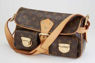 LOUIS VUITTON Schultertasche, Modell Hudson, Monogram Canvas, große Gürtelschnallen- schließe, 2 aufgesetzte Taschen mit Schnapp- ...