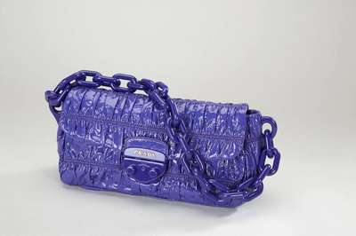 Ausgefallene PRADA Abendtasche, violett- farbenes Lackleder, innen Nappaleder und Stoffmit Prada-Emblem, eine Innentasche mit Reißverschluß, ...