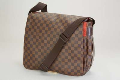 LOUIS VUITTON, Modell Bastille, rotes Innenfutter, mit Orig.-Rechnung und Dust-Bag, num., verstellbarer Schultergurt, min. Tragespuren, ca. 35 x 29 ...