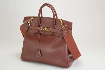 HERMES sac haut a courroie, dunkelbraunes Leder, Innenfach (lt. fleckig), Seitentasche mit Reißverschluß, Gebr.-Spuren, ca. 33 x 29 x 17 cm, mit ...