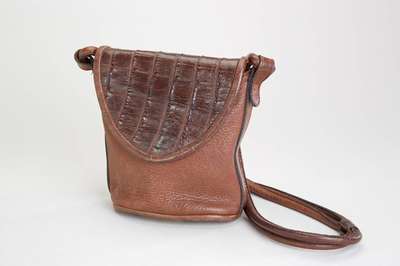 JIL SANDER Umhängetasche, braunes Leder, dunkelbraunes Innenfutter (besch.), 1 x mit Reißverschluß, stärkere Gebr.-Spuren, doppelter ...