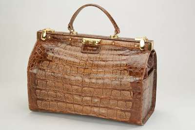 Doctor's Bag aus hellbraunem Krokoleder, Monturen Metall vergoldet, Inneneinrichtung aus braunem Glattleder, 2 Einsteckfächer, 1 ...