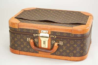 LOUIS VUITTON Reisekoffer, Monogramm Canvas, großes Innenfach mit 2 Kleiderspanner und 2seitl. Einsteckfächer, Innenverkleidung nachträglich ...