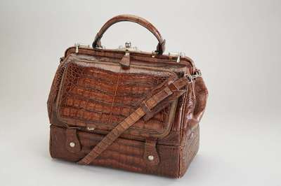 Weekender aus braunem Krokoleder, Aussentasche, Boden mit seitl. Scharnieren zum Erweitern der Tasche, beigef. Stoff innen,2 Innentaschen (1 x mit ...