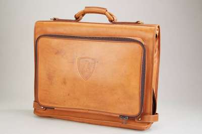 LAMBORGHINI-Kleidersack, braunes Leder, aufgesetzte Außentasche mit eingestanztem Emblem, innen Stoff mit Schriftzug, Schuhfach,Kleiderfach, gute ...