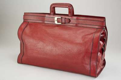 GOLDPFEIL Reisetasche, bordeauxfarbenes Leder, Innenausstattung braun und schwarz mit Goldpfeil Emblem, großes Innenfach mit Reißverschluß, ...