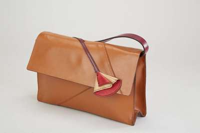 MIU MIU-Tasche, braunes Leder, dunkelbraune Inneneinrichtung, seitl. Innentasche mit Reißverschluß, Blumenapplikation, Trageriemen, ca. 23.5 x ...