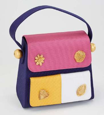 CHRISTIAN LACROIX Handtasche, dunkelblauer Stoffkorpus mit rosa Verschlußdeckel, Außenfach in Gelb und Weiß, Beschläge und Applikationen Metall ...