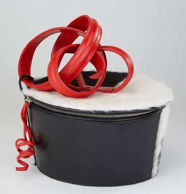 OSTWALD-Beauty Case, schwarzes Leder mit Kuhfelleinsätzen, große Inneneinrichtung in Schwarz mit roten Zierrändern, mit 6 Einsteckfächern, 2 ...