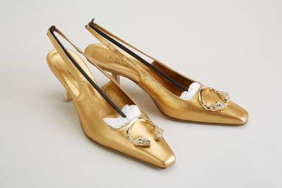 Paar GUCCI-Pantoletten, Gr. 38 1/2, Gold mit 2 aufgelegten Raubkatzenköpfen, wenig getragen