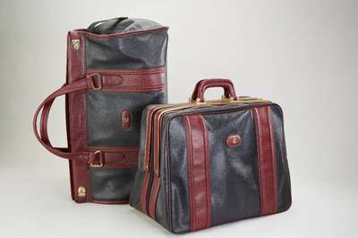 Reiseset "Pierre Cardin", schwarz, rotes Leder, best. aus: Reisetasche und -Koffer, l. Gebr.-Spuren, 1 x 35.5 x, 36.5 x 15.5 cm, 1 x 32 x ...