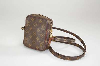 Louis Vuitton Mini Pochette, Umhängetasche,Monogramm Canvas, Schultergurt längenverstellbar, stärkere Tragespuren, ca. 13 x 10 x 2 cm