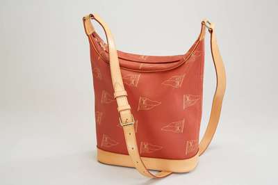 LOUIS VUITTON Schultertasche, THE AMERICA'S CUP 1995 limited Edition, terrakottafarb. Canvas mit Segel und LV Logo, ca. 33 x 20 x 7 cm, ...