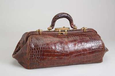 Docotor's Bag, braunes Krokoleder, USA 30/40er Jahre, Messing-Beschläge, stärkere Gebr.- und Lagerspuren, Boden min. besch., Prägung: Patd. ...