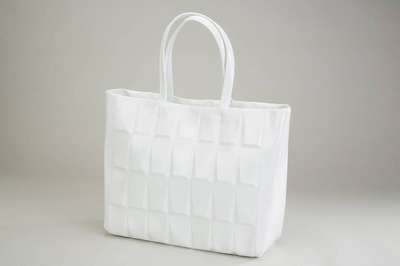 CALVIN-KLEIN-Shopper Macromineral, weißes Leder in Glanzoptik, Front-u. Rückseite Facettenmuster, Tragegriffe, sep. Umhängeriemen, Schlüssel, ...