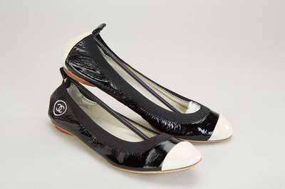 CHANEL Ballerinas, Gr. 41, schwarzes Knautschlackleder, Spitzen und Fersen eierschalenfarbenes Lackleder, oberer Rand Gummistretch, ungetragen ...