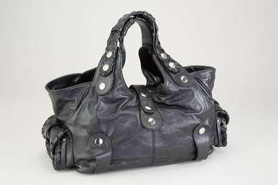 CHLOÉ Handtasche, schwarzes Leder, Nieten- und Riemenverzierung, 2 Tragegriffe, Verschlußriemen mit Druckknopf, Inneneinrichtung mit RV-Fach, auf ...