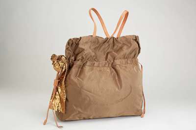 PRADA-Shopper, hellbraunes Nylon, Tragegriffe und Zugriemen Leder, Front mit Prada-Logo, Inneneinrichtung mit RV-Fach, Verschluß mit Druckknopf und ...