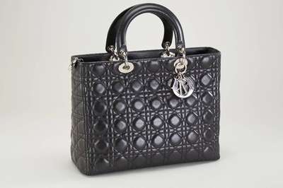 DIOR Handtasche, aus der Serie "Lady Dior", schwarzes Lammleder, Aussenseite mit DIOR Abhängung, Inneneinrichtung in Rot, großes ...