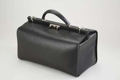 Goldpfeil Doctor's Bag, schwarzes Leder, Monturen Metall, großes braunes Innenfach mit seitl. Einschubtasche mit Reißverschluß, Gebr.-Sp., ...
