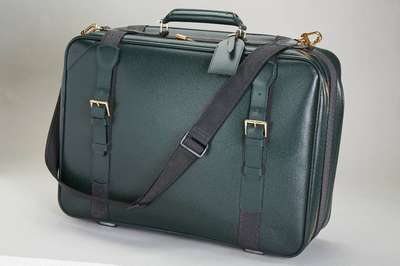 LOUIS-VUITTON Koffer, Modell Satellite Taiga , grünes Epileder, Innenfutter aus grauem Wildleder, Beschläge vergoldet, mit Adressanhänger, ...