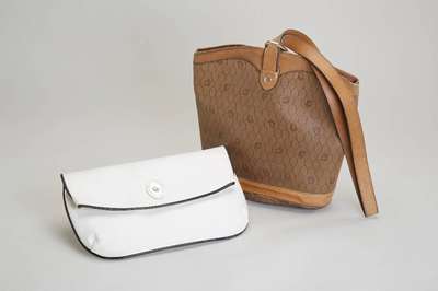 Konvolut 2 DIOR Handtaschen: 1 x Monogramm Canvas beschichtet, 1 Trageriemen, ca. 28 x 27cm; 1 x Clutch, weißes Leder, schwarze Paspelierung, ca. ...