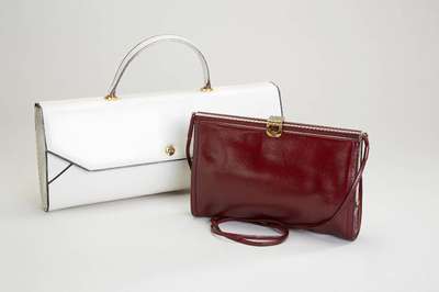 Konvolut 2 GOLDPFEIL-Taschen: 1 x bordeauxf. Leder, Umhängeriemen, ca. 24 x 16 cm; 1 x Henkeltasche, weißes Leder, schwarze Paspelierung, 1 ...