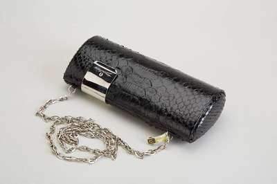 AIGNER Clutch, Python, schwarz, Schultergurt in silberf. abstr. Kettendesign, innen schwarzer Stoff, mit Ref.-Nr., ca. 20 x 8.5 cm, mit IRV Plombe ...
