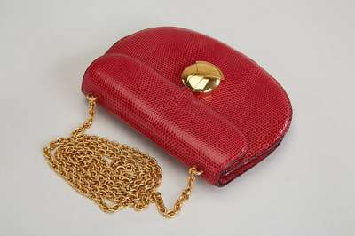 HERMES Umhängetasche, "OSAKA" Lizard, um 1970/80, rotes Eidechsenleder, innen bordeauxf. Leder, Schulterkette goldf., ca. 17 x 13 cm, ...