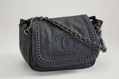 CHANEL-Handtasche, schwarzes Leder, Frontklappe mit abgestepptem CC-Zeichen Rändermit Chromkette durchwirkt, Schulterriemen Metall, ...