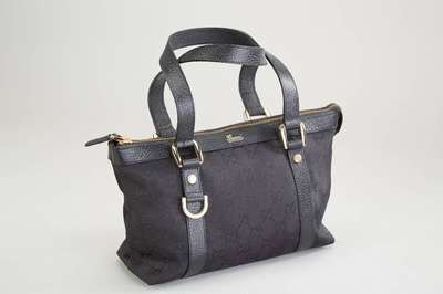 GUCCI-Handtasche, schwarzes Leder und Stoff mit Gucci-Zeichen, Beschläge vergoldet, RV, Innenfach mit RV, Handyfach, 2 Tragegriffeca. 18 x 25 x 10 ...