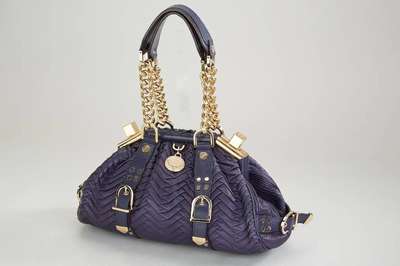 VERSACE-Handtasche, lilafarbenes Leder in Plissee-Optik, vergoldete Monturen, Kette und Gürtelschnalleverzierung, 2 Trage- griffe, 15 x 32 x 14 cm, ...