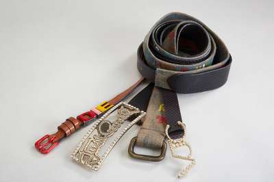 Konvolut 4 Designergürtel, VERSACE JC, Gr. 95, schwarzes Leder, Strassbesatz, 1 Stein fehlend, B. ca. 2.2 cm; JUST CAVALLI, schwarzes Leder, ...