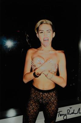 Terry Richardson, geb. 1965 New York, Miley Cyrus, Farbfotografie, handsigniert, ca. 29,5x20 cm