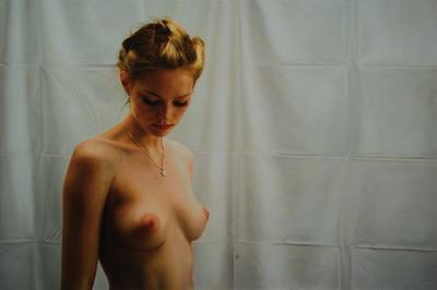 Peter Handel, geb. 1949, Karina vor weißem Tuch, Giclee auf Baumwollpapier, handsigniert und nummeriert 17/25, Blattgr. ca. 44x61 cm