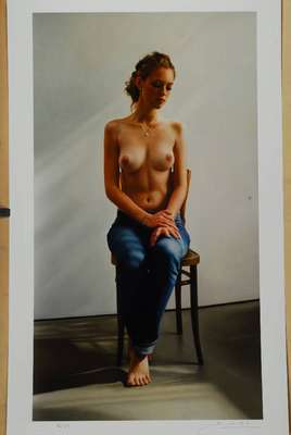 Peter Handel, geb. 1949, Karina auf dem Stuhl, Giclee auf Baumwollpapier, handsigniert und nummeriert 16/25, Blattgr. ca. 61x36,5 cm
