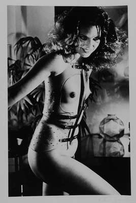 Helmut Newton, 1920 Berlin - 2004 Los Angeles, Offset, handsigniert, rückseitig bezeichnet: Jassara - Rue Aubriot Paris 1977, Blattgr. ca. 40,5x27 cm