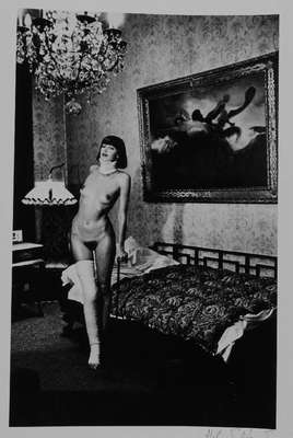 Helmut Newton, 1920 Berlin - 2004 Los Angeles, Offset, handsigniert, rückseitig bezeichnet: Jenny Kapitän - Pension Dorian, Berlin 1977, Blattgr. ...