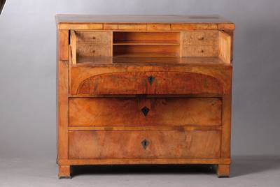 Schreibkommode um 1825, Nussbaum gespiegelt furniert, vierschübig, obere Schublade mit Sekretäreinteilung, Innenleben 4-schübig mit 2 ...