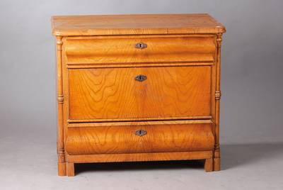 Kommode, Norddeutschland, um 1835-40, Esche gespiegelt furniert, obere Schublade in der horizontalen gewellt, Ecken abgekantet mit aufgesetzten ...