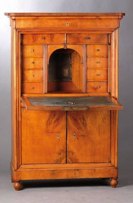 Rahmensekretär (Schreibschrank), wohl Pfalz um1825, Kirschbaum gespiegelt furniert, Randleiste rahmenhaft abgesetzt, Innenleben mit 10 integ. ...