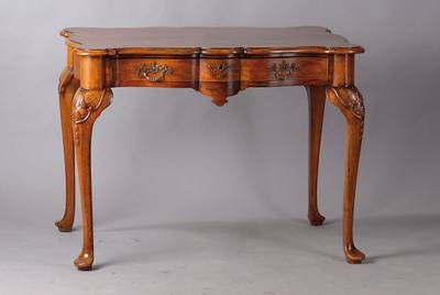 Barocktisch/Damenschreibtisch "Carl Jacquet" ,Frankfurt, um 1860, geschwungener Korpus auf großzügig geschweiften Beinen, Nussbaum ...