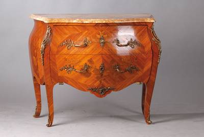 Louis XIV- Kommode um 19. Jh., Bombierte Front und Seiten, geschweifte Beine,furniert mit Rosenholz, feine Marketerie und feine Fadenintarsien, ...