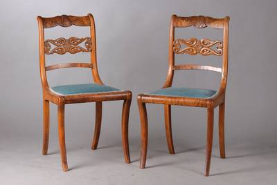 3 Stühle, Biedermeier um 1830-35, sehr fein detailreich gearbeitete Rückenlehnen, Nussbaum mass., teils furniert, Sitzpolster mit Mohairbezug, ...