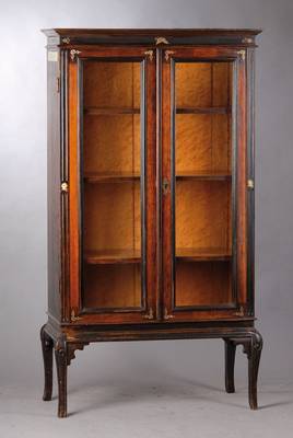 Vitrine, Frankreich um 1900, Mahagoni massiv z.T. furniert und gebeizt, Türen neu verglast, Rahmenholz vielfach getreppt, Kanten mit vertikalen ...