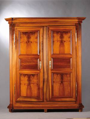 Louis-Seize-Schrank, Pfalz/Baden um 1790, Nußbaum massiv, Kopf vielfach getreppt, Seiten und Türen je 3-fach kassettiert, Fuß passig, Füße orig. ...