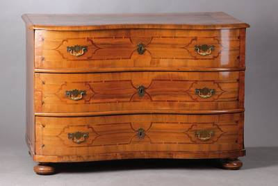 Barockkommode, Umkreis Darmstadt, um 1750, doppelt geschweift, dickes Nußbaumwurzelfurnier, z.T. gespiegelt verlegt,Bandintarsien aus Mahagoni, ...