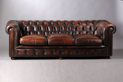 Chesterfieldsofa, England um 1960, braunes Leder in schöner Patina, geheftet und genoppt, Kanten paspeliert, 3-sitzer, starke Gebrauchsspuren, 1 ...
