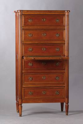 Herrenkommode, Frankreich, um 1900, Louis- Seize-Stil nach franz. Vorbild von 1770, Mahagonifurnier auf Hartholz, Messingbeschläge, 6-schübig mit ...