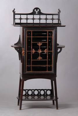 Notenschränkchen, Jugendstil, England um 1890, Mahagoni geschwärzt, 6 Ablagefächer innen, 4 Ablagefächer für Ziergegenstände außen, Verglasung ...